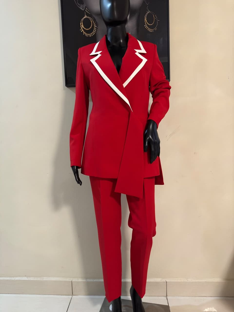 Red contrast suit with white lapels – front view